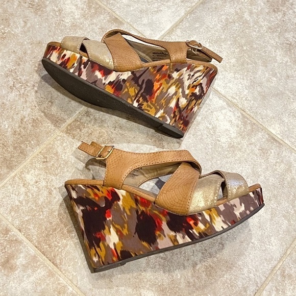 BKE Buckle Manarola faux leather lightweight platform wedge sandals size 6 - Picture 4 of 11